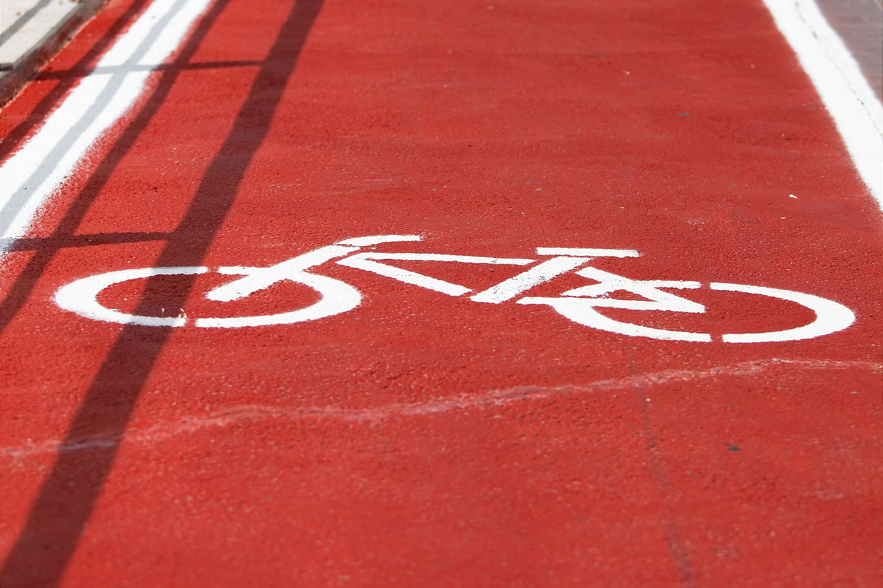 Rot markierter Radweg mit Radsymbol
