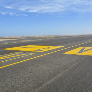 Landebahn auf einen Flughafen mit gelben Markierungen