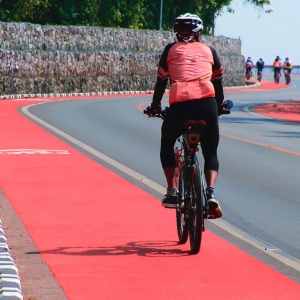 Radfahrer auf rot markiertem Radweg