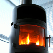 Moderner Kamin mit brennendem Feuer
