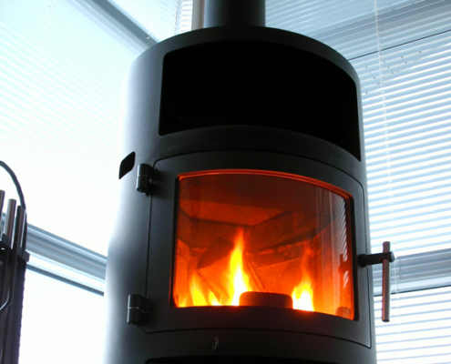 Moderner Kamin mit brennendem Feuer